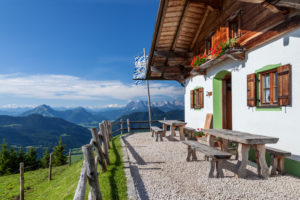 Piesenhauser Hochalm in den Chiemgauer Alpen dahinter Gebirge Wilder Kaiser, Marquartstein, Chiemgau, Oberbayern, Süddeutschland, Deutschland, Europa Piesenhauser Hochalm in den Chiemgauer Alpen dahinter Gebirge Wilder Kaiser, Marquartstein, Chiemgau, Oberbayern, Süddeutschland, Deutschland, Europa